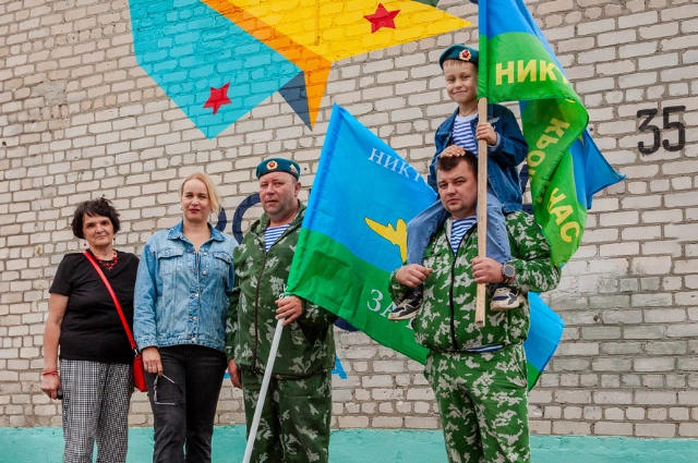 «Расплескалась синева…» В Сосьве открыли мурал, посвящённый Герою России