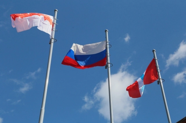 Новенькие флагштоки.