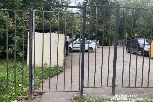 Со стороны улицы Крисанова пройти уже нельзя.