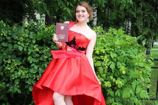 Окончила колледж культуры и искусства с красным дипломом.