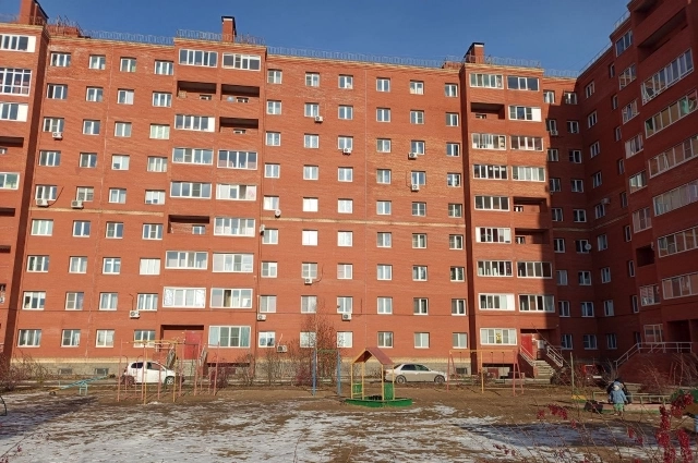 Во дворе близлежащего к месту ЧП дома.