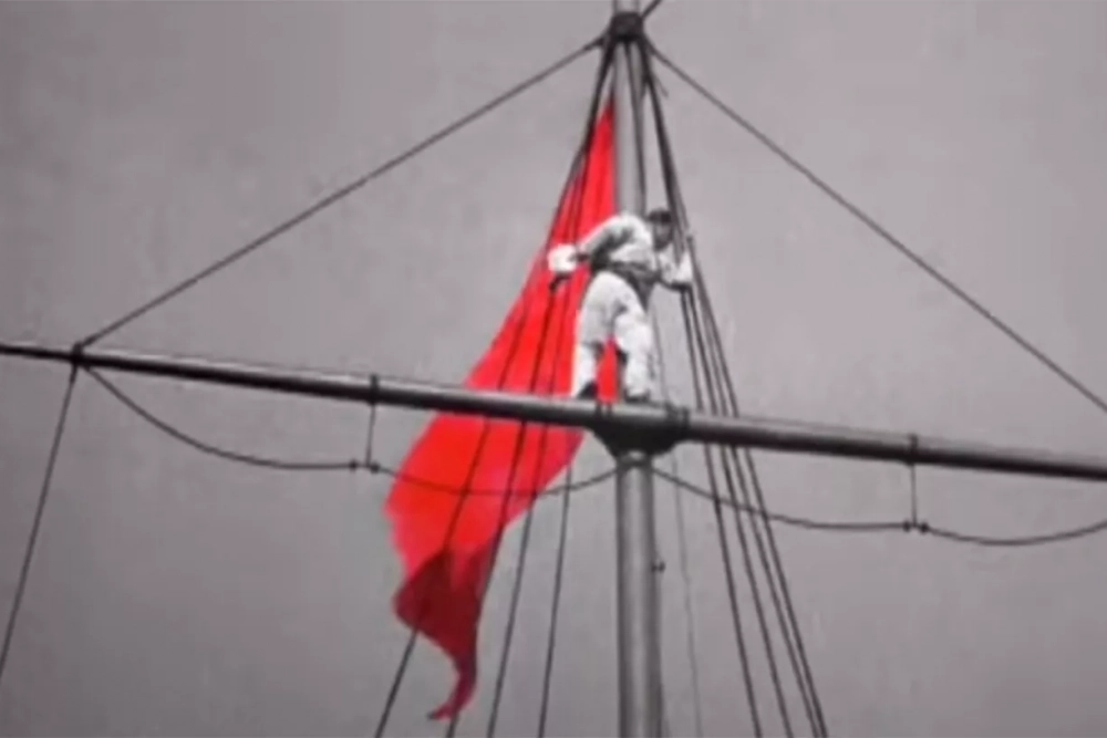 было поднять полотно белого цвета, а потом вручную раскрасить его в нужный оттенок — на всех кадрах.