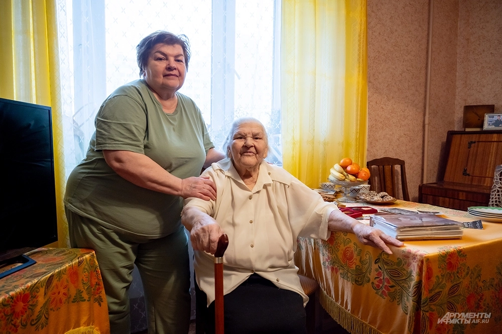 Нина Васильевна с дочерью Валентиной.