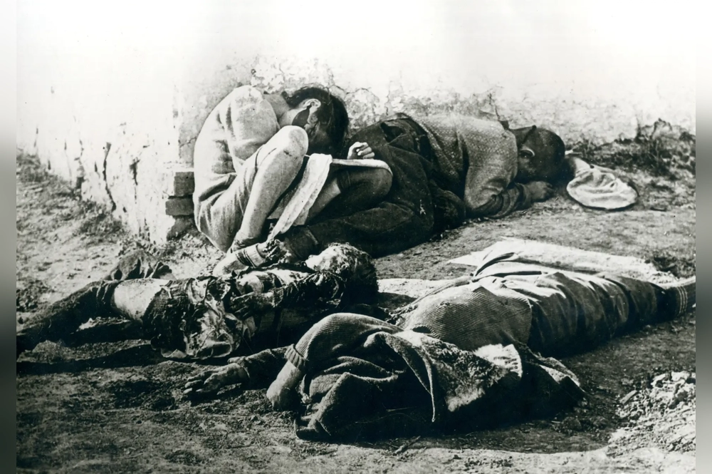 Семья Возиловых с Северной улицы (Старый Крым).: мать и дети, апрель 1944 г. 