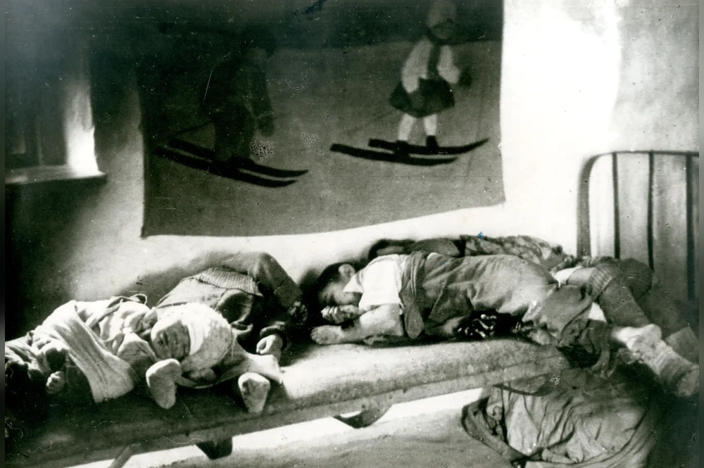 Дети колхозника Муратиди, убитые в Старом Крыму. Апрель 1944 г.