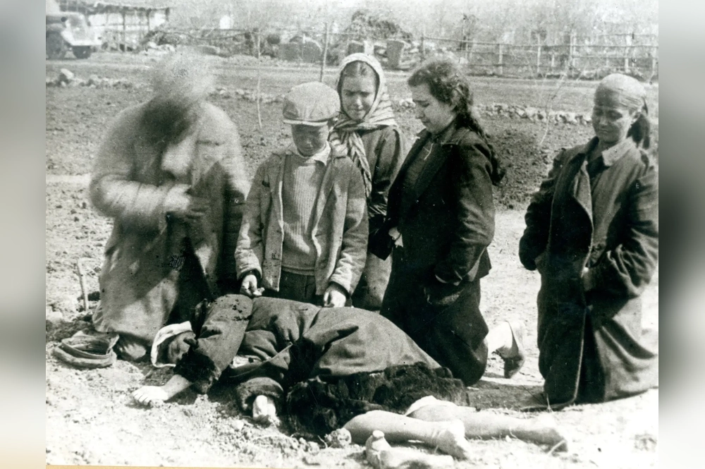 Родственники опознали тело убитой Ольги Руденко. Старый Крым, апрель 1944 г. 