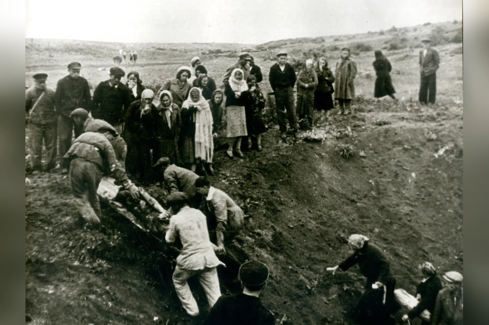 Евпатория, раскопки места массовых расстрелов. Апрель 1944 г.