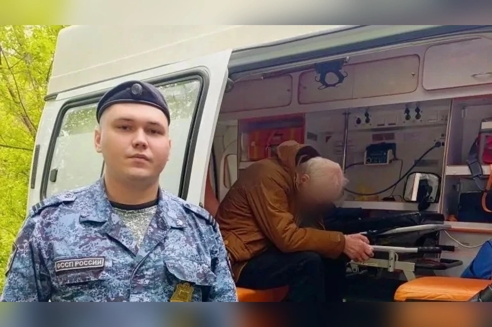 Илья Блуднов сразу вызвал скорую, а пока она ехала, помог мужчине выбраться из зарослей.