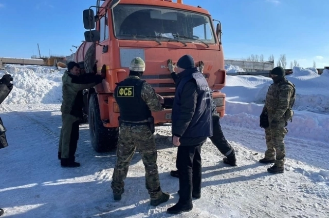 Члены организованной преступной группы восстанавливали работоспособность спецоборудования на четырёх законсервированных объектах нефтепромысла и незаконно добывали нефть.