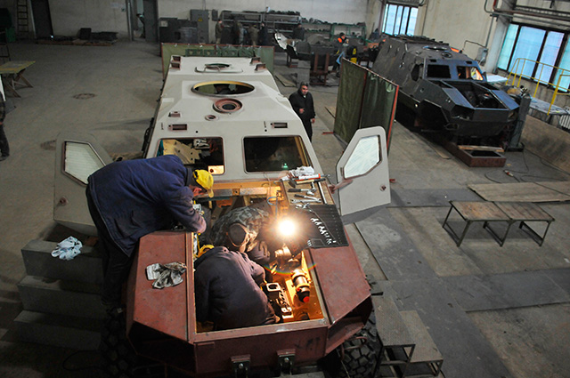 Рабочие в цехе по изготовлению легких бронетранспортеров «Дозор — Б» для нужд ВСУ на Львовском бронетанковом заводе.