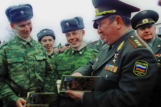 Геннадий Трошев подписывает для солдат свою книгу о чеченской войне.