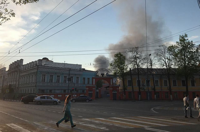 Дым от пожара на окраине города виден из центра Ярославля