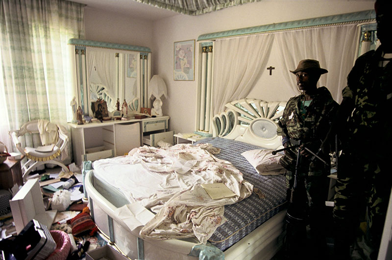Солдат РПФ в спальне дома президента Жювеналя Хабиариманы