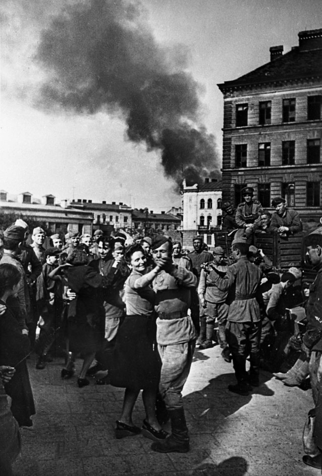 На улицах Львова в первые дни после освобождения города от немецких войск. Июль 1944 года.