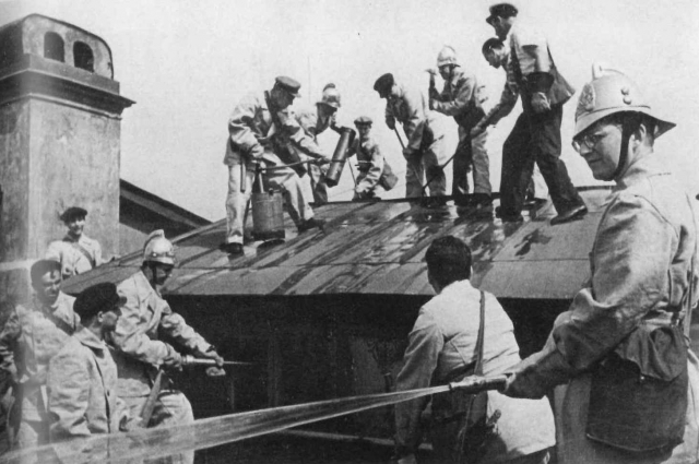 Композитор Дмитрий Дмитриевич Шостакович (1906-1975) (крайний справа) - боец добровольной пожарной команды профессорско-преподавательского состава Ленинградской Консерватории во время дежурства на крыше дома в Ленинграде. 1941 г.