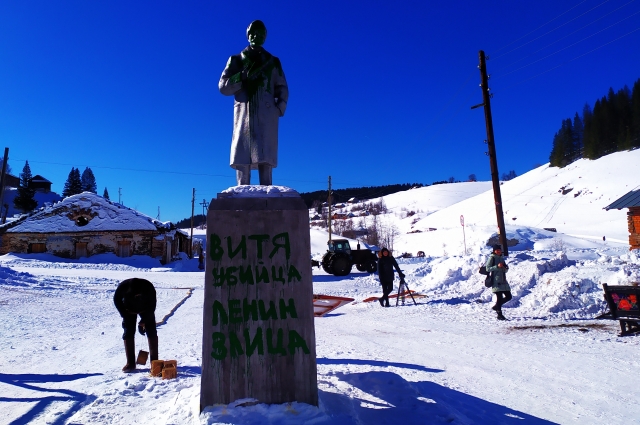 Для съемок фильма в Кын-заводе установили бутафорский памятник Ленину.