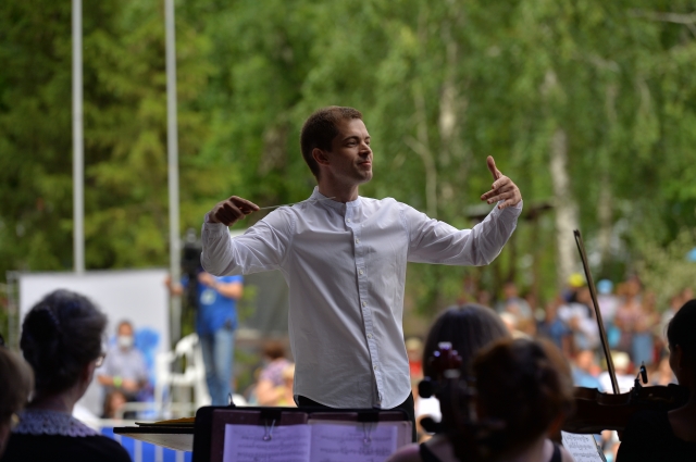 Григорий Вевер - руководитель камерного оркестра.