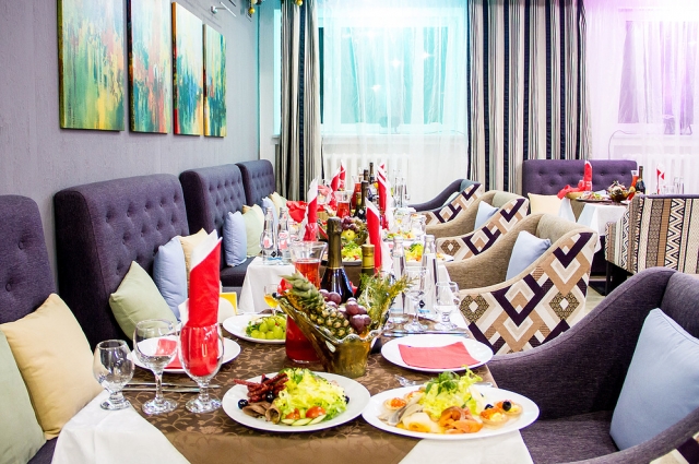 Праздничный стол порадует гостей разнообразием блюд и напитков. 