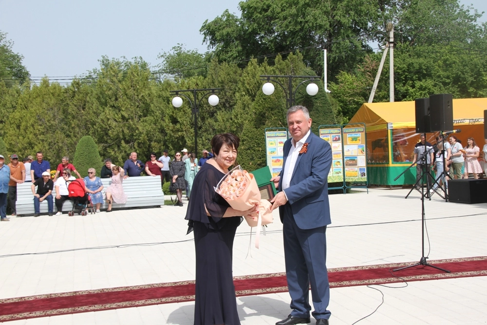 Замминистра сельского хозяйства края Виктор Фетисов поблагодарил председателя за вклад в селекцию.