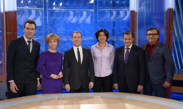 Дмитрий Медведев во время встречи в прямом эфире с представителями федеральных телеканалов в студии телецентра Останкино в 2013 году
