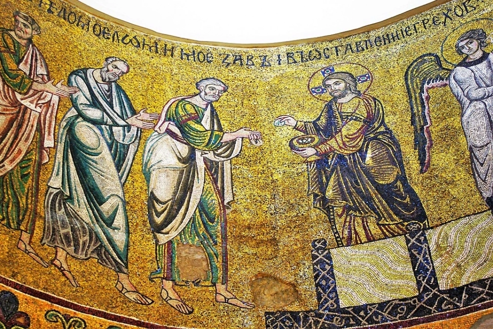 «Евхаристия». Мозаика ХІІ века, Софийский собор. Иисус Христос даёт просфору в раскрытые вверх ладони рук апостолов; надпись вверху мозаики — «сие есть тело моё ломимое, завет в оставление грехов» — парафраз цитат Мф. 26:26—28.