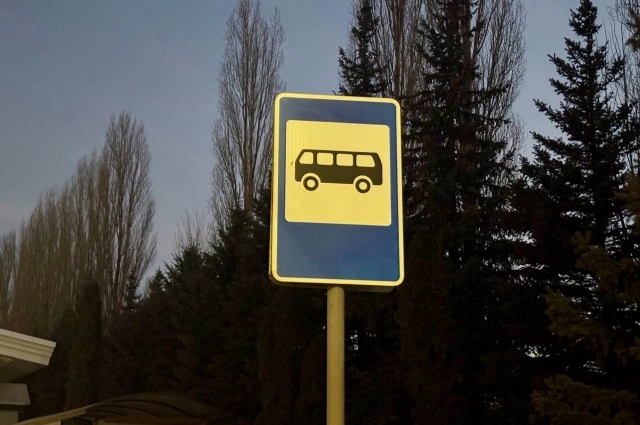 Парень лежал на остановке в неестественной позе.