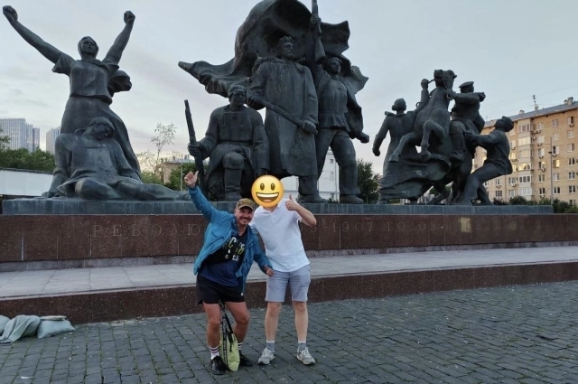 Некоторые финские туристы предпочитают скрывать свои лица на фотографиях из России
