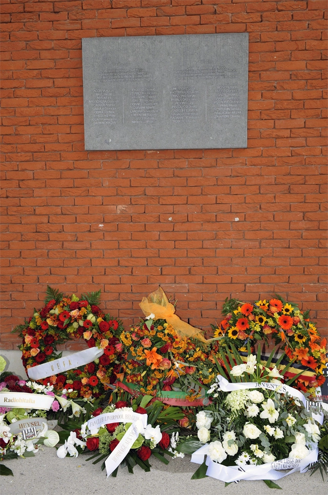 Памятная табличка в&nbsp;память о&nbsp;трагедии на&nbsp;стадионе «Эйзель».