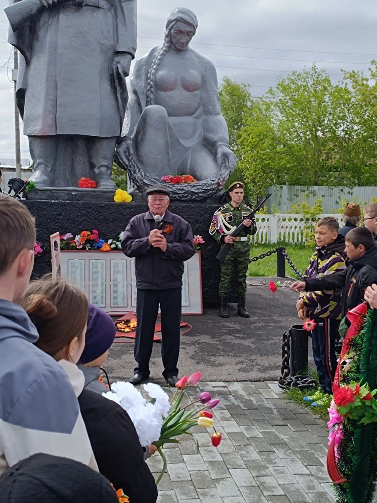 Василий Никандрович поздравляет односельчан с Днем Великой Победы.