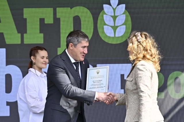 Дмитрий Махонин лично поблагодарил аграриев на выставке за их труд