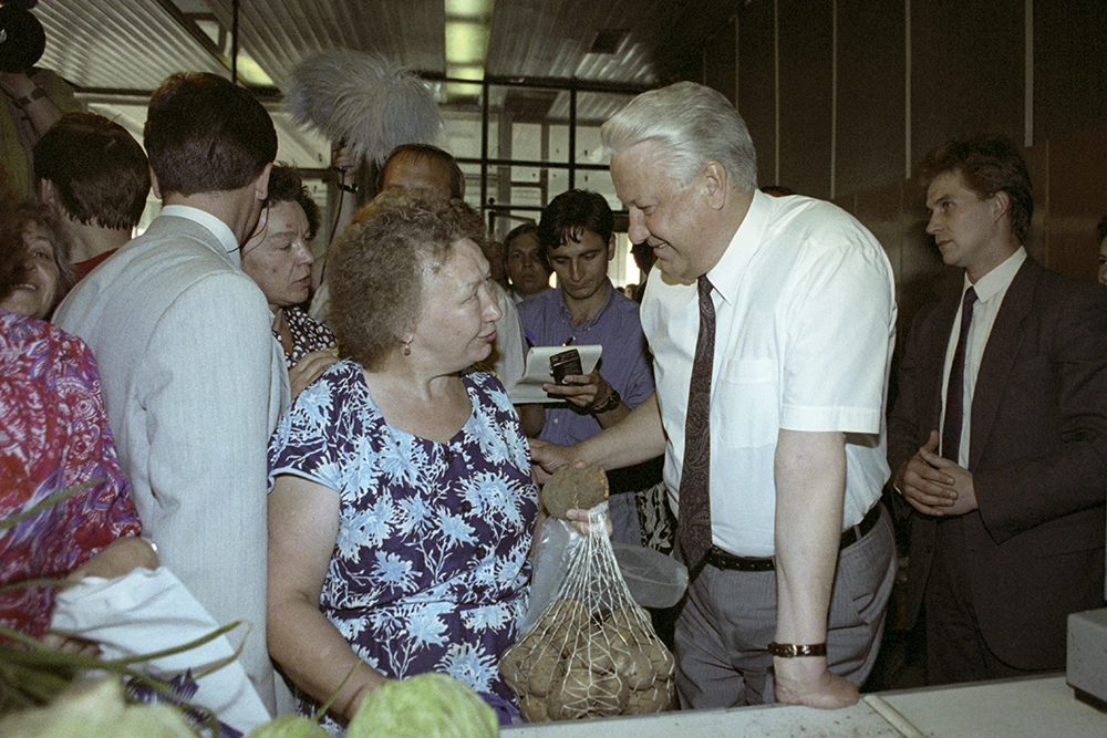Президент РФ Борис Николаевич Ельцин совершает поездку по столице. В одном из магазинов, 1992 год.