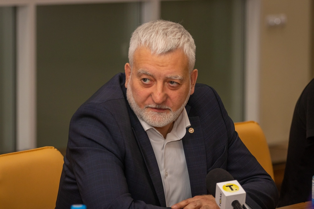 Ельникову было стыдно за беглецов из страны.