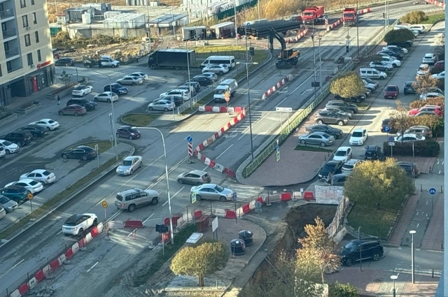 По утверждению жителей, 26 октября подрядчик возобновил работы и снова перекрыл проезд