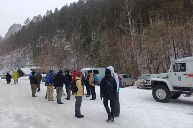 Добровольцы собрались на поиски возле Восточного входа на Столбы.