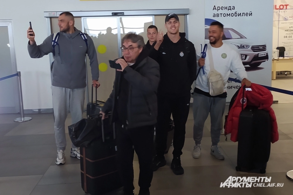 Спортсменов встречали, как кинозвёзд.