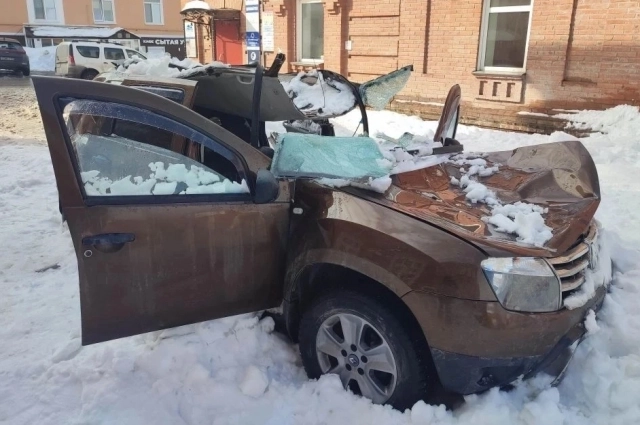 Автомобиль в Соликамске сильно пострадал.