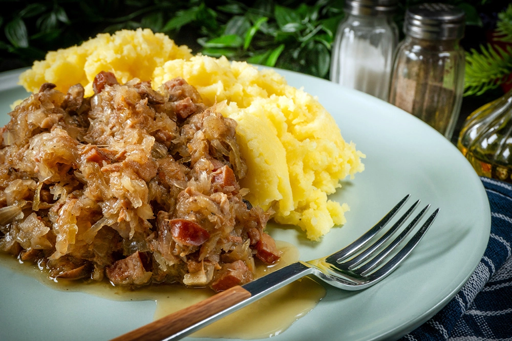 Тушеная капуста с картофельным пюре.