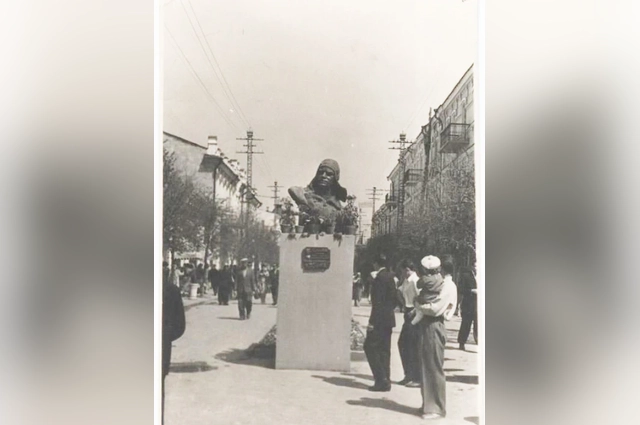 Бюст первого космонавта на улице Пушкина в Симферополе.