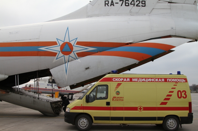 Борт МЧС готовят к отправке из Ростова в Москву