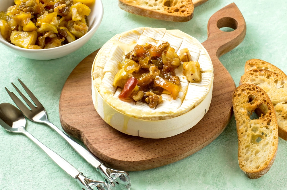 Камамбер с печёными яблоками и мёдом