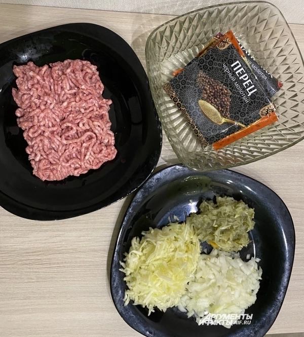 Ингредиенты для мясной составляющей запеканки.
