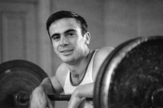 Советский легкоатлет Виктор Санеев во время тренировки