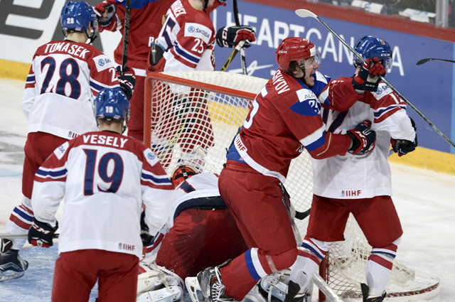 Сборная России по хоккею сравнивает счет в матче с командой Чехии.