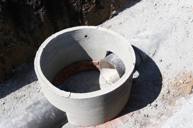 В рамках каптального ремонта проводится строительство новой ливневой канализации.