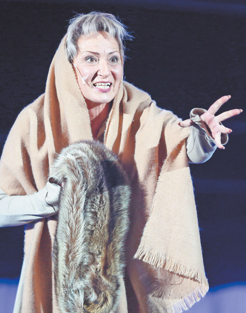 В мюзикле Максима Дунаевского «Алые паруса» актриса играет сложную драматическую роль матери Меннерса.