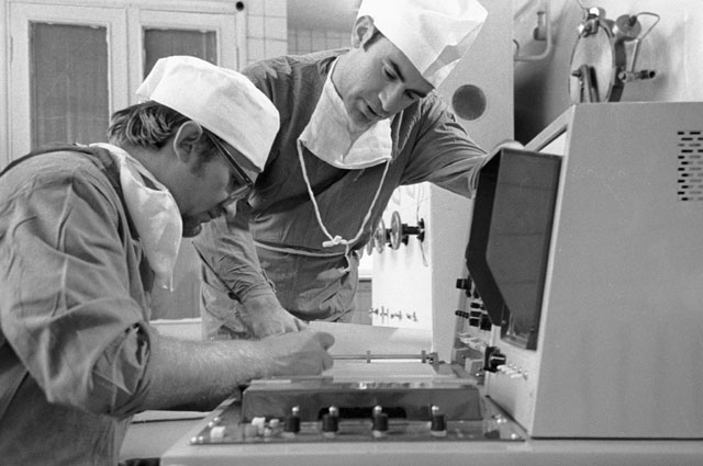 Руководитель лаборатории гипербарической оксигенации Института сердечно-сосудистой хирургии им. А. Н. Бакулева Лео Бокерия (справа). 1972 г.