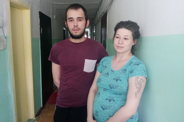 Вячеслав и Кристина первыми увидели ребёнка на окне и пришли на поспешили на помощь. 