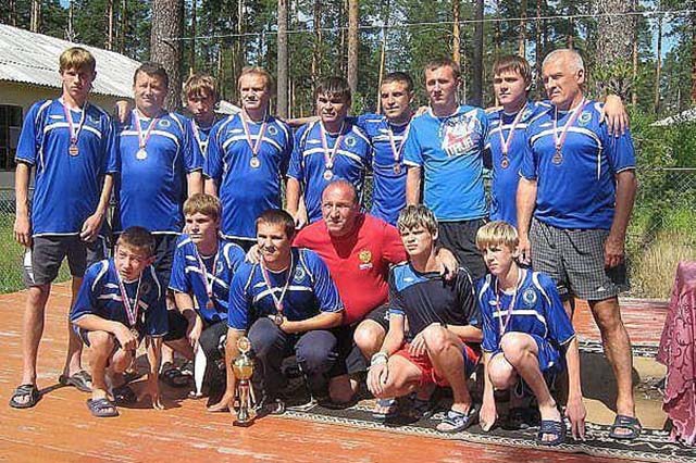 В футбольной команде Дмитрий Сафронов (крайний справа, нижний ряд) играл с будущими победителями Паралимпиады 2012
