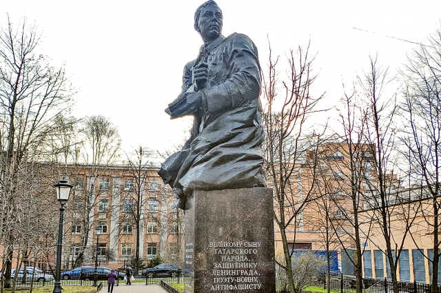 Памятник Мусе Джалилю на Васильевском острове.
