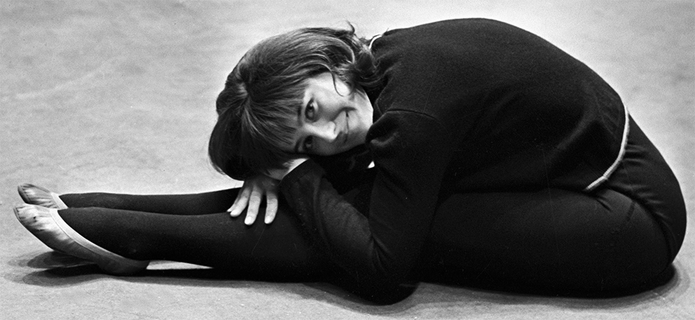 Молодая актриса Наталья Варлей на арене цирка. 1967 год.